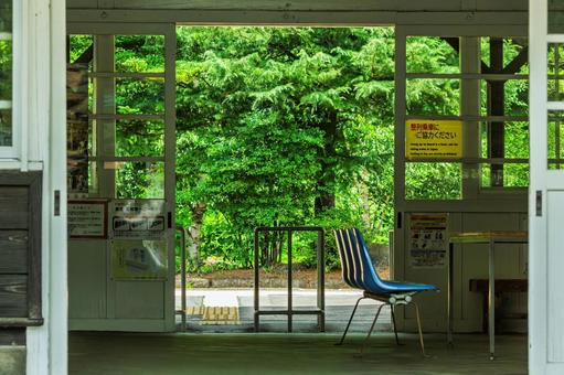 蝉時雨響く、夏の日のローカル駅舎 蝉時雨響く、夏の日のローカル駅舎 夏,駅,地方の写真素材