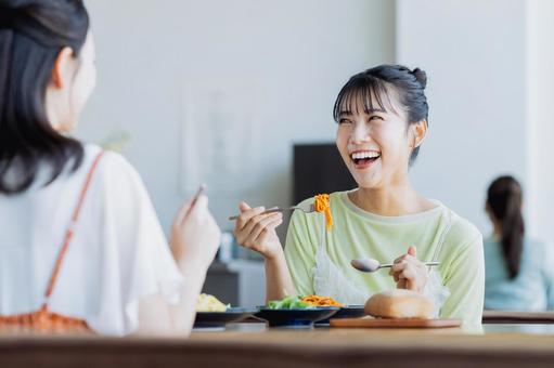 カフェでランチをする若い女性 カフェでランチをする若い女性の写真