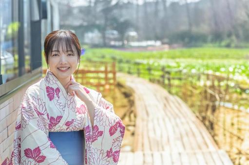 公園と浴衣の女性 公園と浴衣の女性 浴衣,和服,着物の写真素材