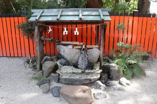 賀茂御祖神社(下鴨神社)河合神社手水舎 賀茂御祖神社(下鴨神社)河合神社手水舎の写真
