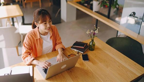 カフェで仕事をするフリーランス女性 カフェで仕事をするフリーランス女性の写真
