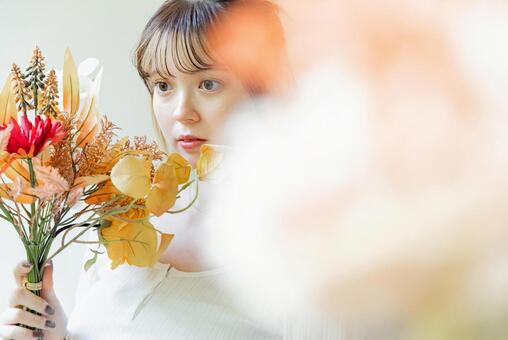 花を持った若い女性のポートレート 女性,若い,花束の写真素材
