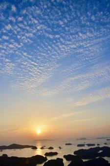 トワイライトと美しい夕日、そして岩 トワイライトと美しい夕日、そして岩の写真