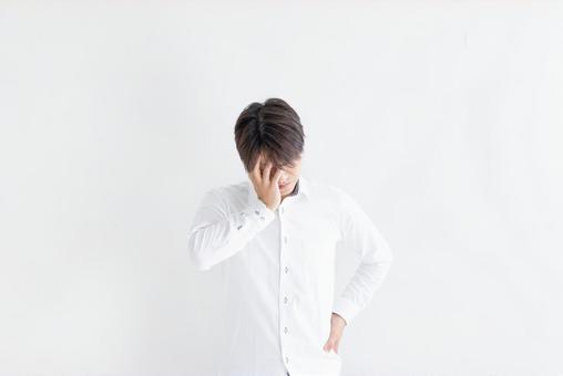 頭を抱える男性 頭を抱える男性 頭痛,悩む,ストレスの写真素材