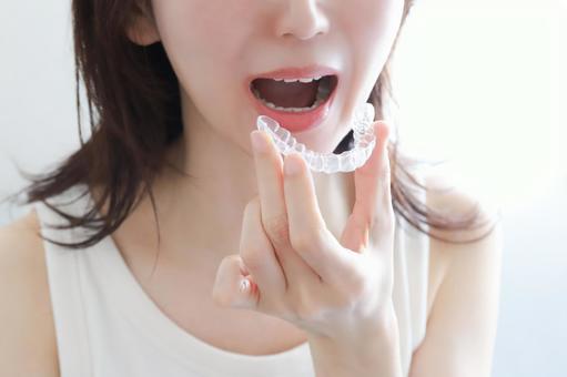 マウスピースをつける女性 矯正 マウスピースをつける女性 矯正 マウスピース,矯正,マウスピース矯正の写真素材