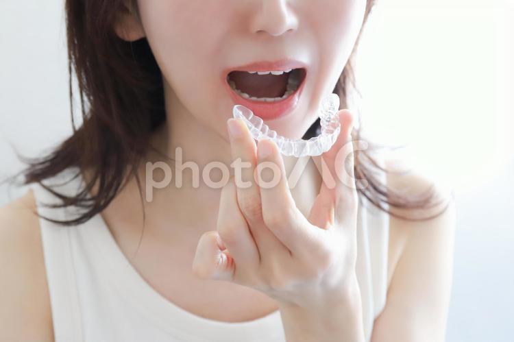 マウスピースをつける女性　矯正 マウスピース,矯正,マウスピース矯正の写真素材