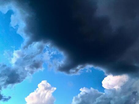 雨雲が迫る空 雨雲,ゲリラ豪雨,豪雨の写真素材