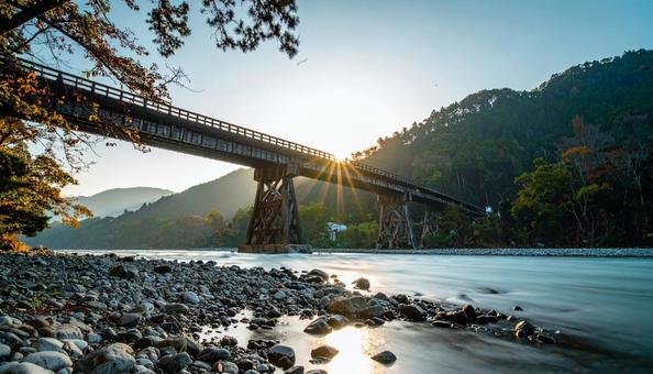川にかかる橋の欄干の写真