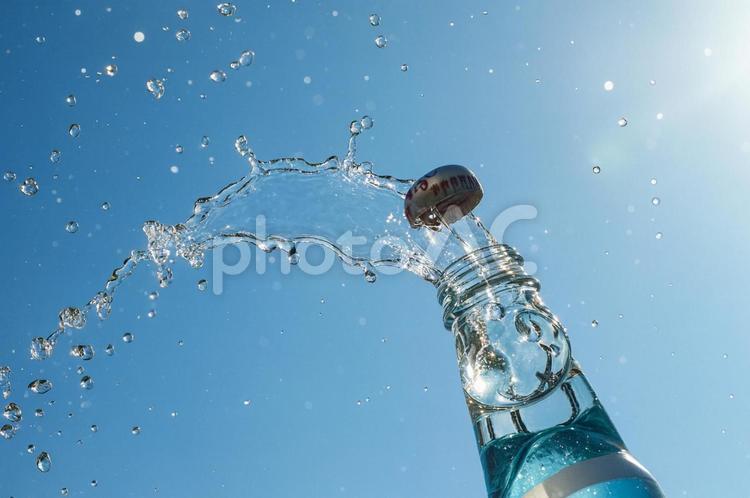爽やかな水しぶき ラムネ,ボトル,水しぶきの写真素材