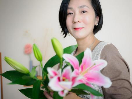 36：ゆりの花と微笑む女性 花,ゆり,丁寧な暮らしの写真素材
