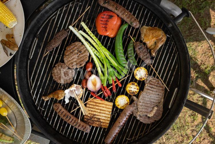 真上から見たパプリカとネギとステーキなど バーベキュー,グリル,肉の写真素材