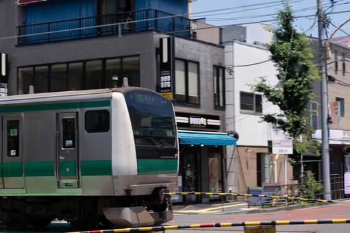 十条の踏切を走る埼京線 十条の踏切を走る埼京線 住宅街,町並み,埼京線の写真素材