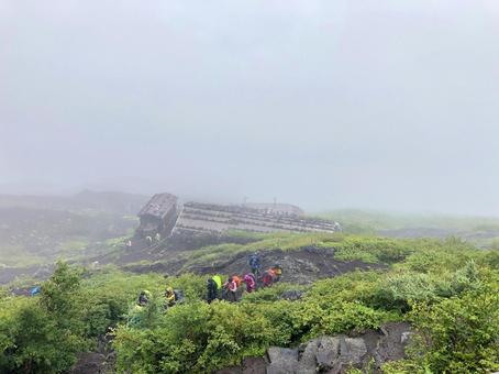 Climbers / Mt. Fuji Climbers / Climbers / People climbing Mt. Fuji in the rain / Image material of climbers Climbers / Mt. Fuji Climbers / Climbers / People climbing Mt. Fuji in the rain / Image material of climbers