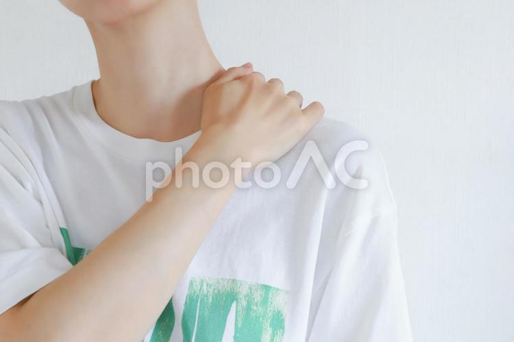 肩を押さえる女性　肩凝り 女性,肩こり,肩を押さえるの写真素材