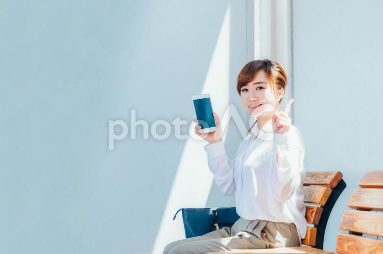 駅にいるビジネスウーマン 駅,スマホ,通勤の写真素材