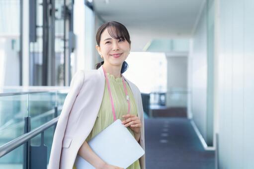 オフィスで働くビジネスウーマン ビジネス,ビジネスウーマン,女性の写真素材