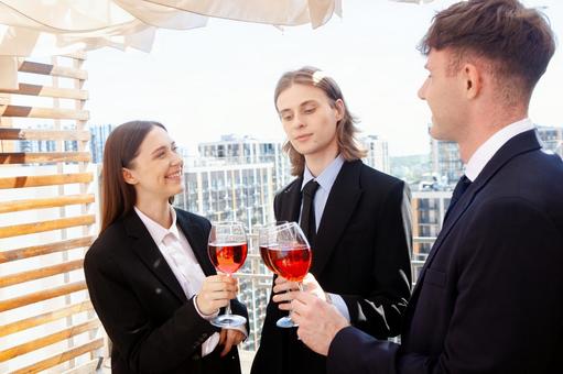 赤い飲み物のグラスを持つ外国人3人 男女,外国人,ビジネスの写真素材