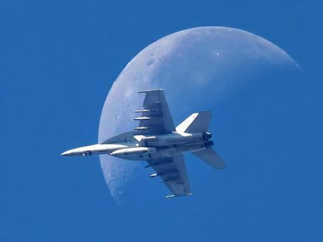 月にホーネット faー18,ホーネット,艦載機の写真素材