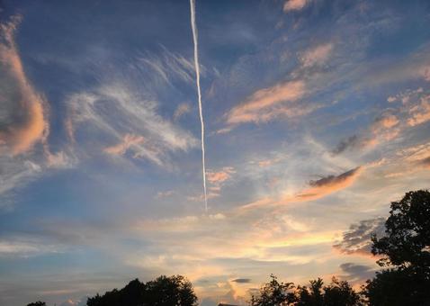 夏の夕空と飛行機雲 夏の夕空と飛行機雲 空,青空,夕焼けの写真素材