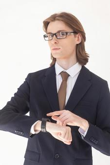 スマートウォッチをしているスーツの男性 男性,外国人,欧米人の写真素材