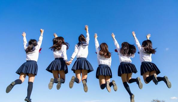 青空に向かってジャンプする生徒達の後ろ姿 青空に向かってジャンプする生徒達の後ろ姿の写真