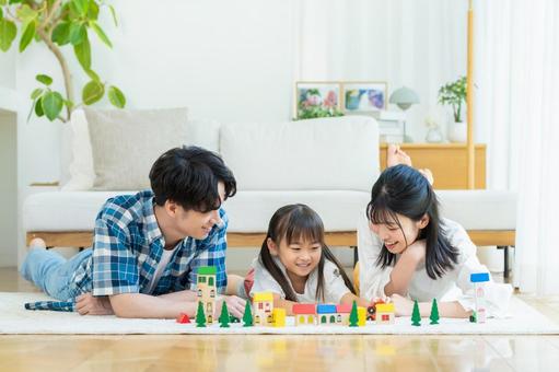 リビングで遊ぶ家族 リビングで遊ぶ家族 家族,笑顔,遊ぶの写真素材