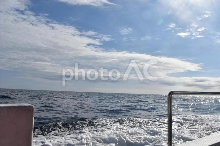 船から見た冬の海と空 海,船,波の写真素材