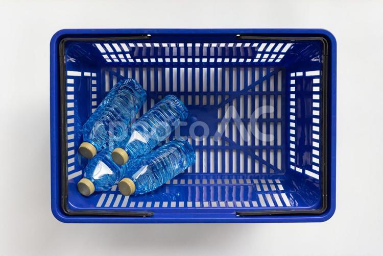 角にまとめられたラベルレスの水 かご,買い物かご,ラベルレスの写真素材