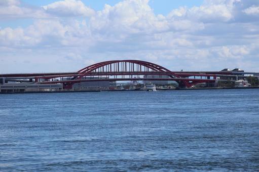 青い海と船と赤い橋と人工島の街並みの風景 青い,海,船の写真素材