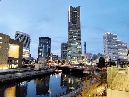 横浜の夜景と高層ビル群 横浜の夜景と高層ビル群 都市,ビル,高層ビルの写真素材