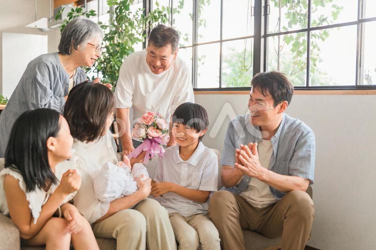 赤ちゃんを抱っこするママと家族・出産祝い 家族,孫,出産の写真素材