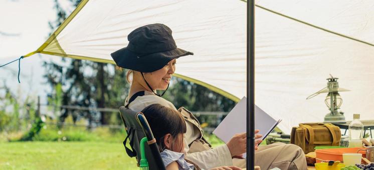 ファミリーキャンプで絵本を読む親子 キャンプ,絵本,読書の写真素材