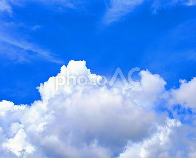 白い雲と青空の風景 くも,そら,もくもくの写真素材