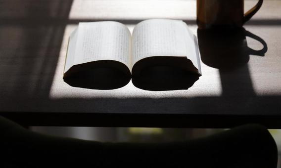 本とテーブルと光と影 本とテーブルと光と影の写真