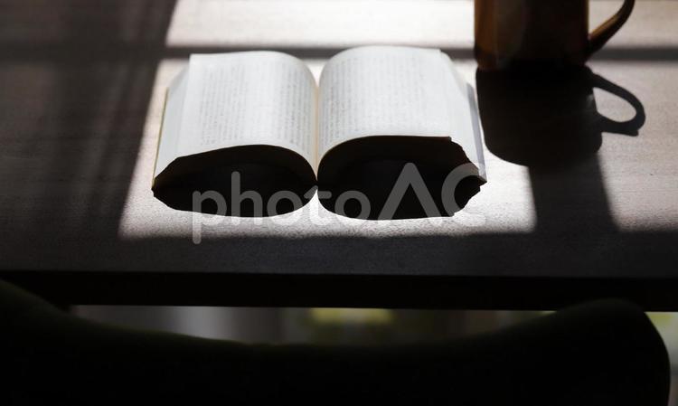 本とテーブルと光と影 光,影,読書の写真素材