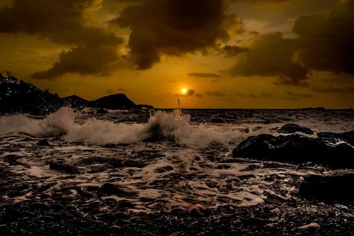 <素材>秋の海に沈む夕日と海の波しぶき <素材>秋の海に沈む夕日と海の波しぶき 海,サンセット,キラキラの写真素材