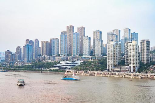 重慶の街並みと長江の眺め の写真