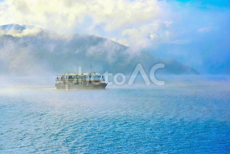 夏の中禅寺湖（栃木日光） 湖,空,雲の写真素材