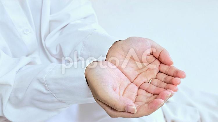両手で包み込むイメージ 両手,優しさ,愛情の写真素材