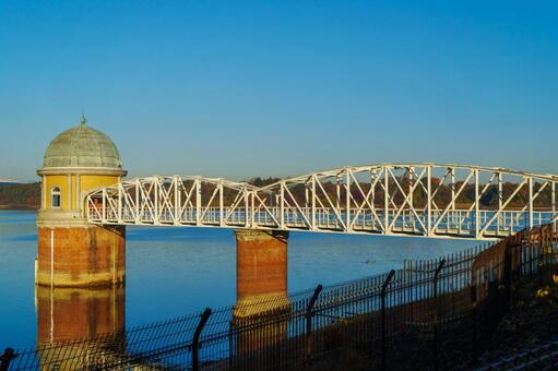 多摩湖の取水塔 取水塔,多摩湖,早朝の写真素材