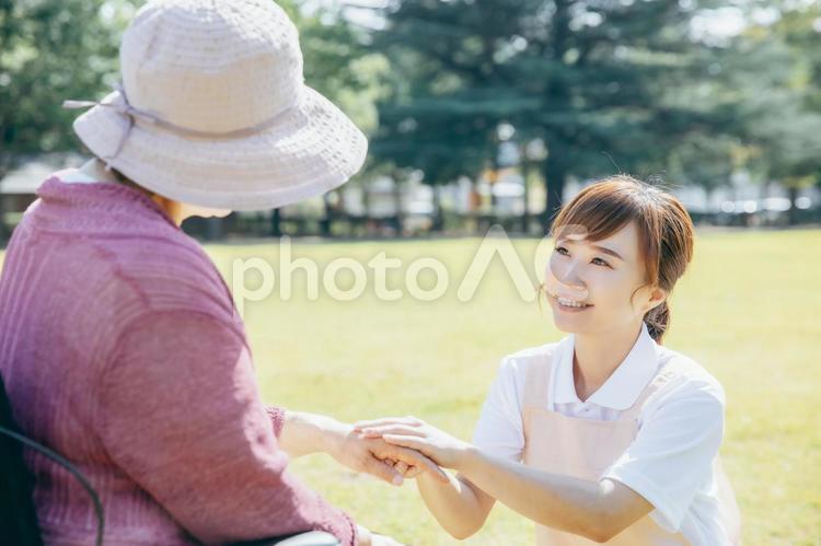 公園・庭を散歩する介護士と高齢者 介護士,介護,笑顔の写真素材