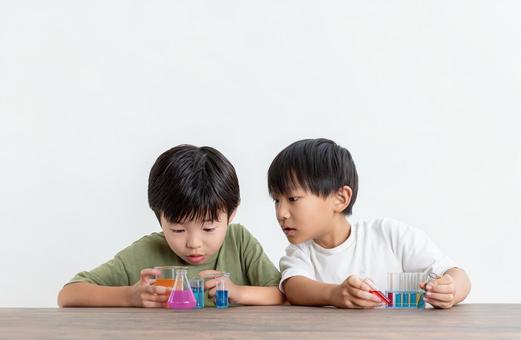 科学の実験をする子ども Science 科学の実験をする子ども Scienceの写真