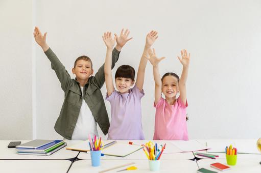 万歳して喜ぶ生徒たち 男の子,女の子,子どもの写真素材