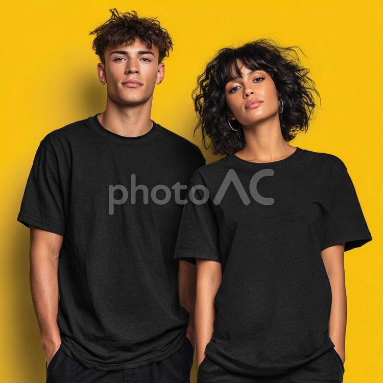 黒いTシャツを着た男女 男性,女性,20代の写真素材