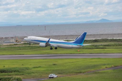 夏空を裂いて飛ぶ—佐賀空港のひととき 夏空を裂いて飛ぶ—佐賀空港のひとときの写真