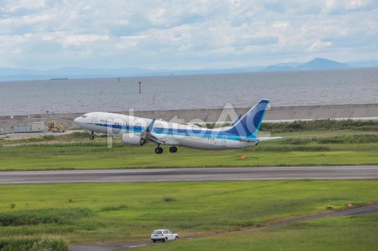 夏空を裂いて飛ぶ—佐賀空港のひととき 飛行機,航空機,旅客機の写真素材