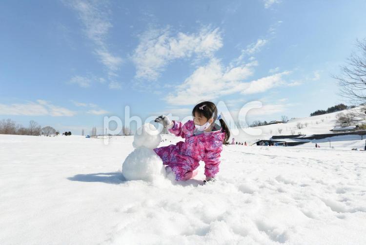 雪だるま作りをする子供A05 雪だるま,雪だるま作り,雪遊びの写真素材