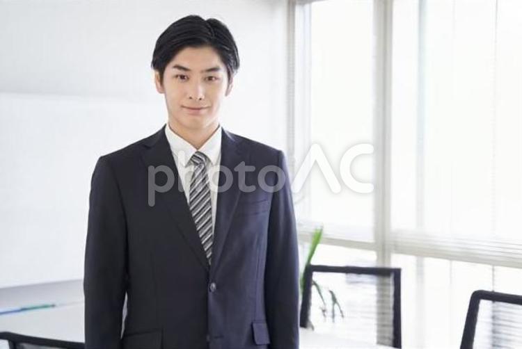 会議室で立つ日本人男性ビジネスマン 男性,ビジネスマン,日本人の写真素材