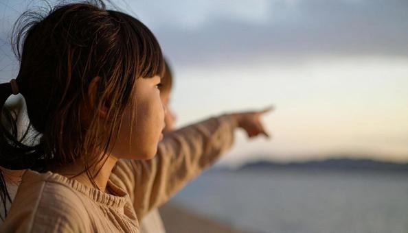 山で空をさす子供たち 山で空をさす子供たちの写真