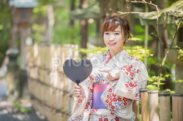 黒いハートのうちわを持つ浴衣の女性 浴衣,女性,うちわの写真素材